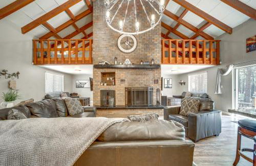 Fire Pit and Grill Spacious Forest Lakes Chalet - Foto 1