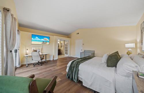 Entire Private Home with 4 Bedrooms, Pool, Hot Tub, King Bed, Garage, Available Now - Foto 52