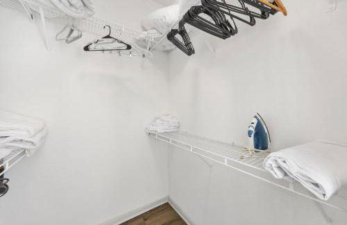 Chic 1BR Frisco Stay, King & Sofa, Pool & Gym - Foto 17