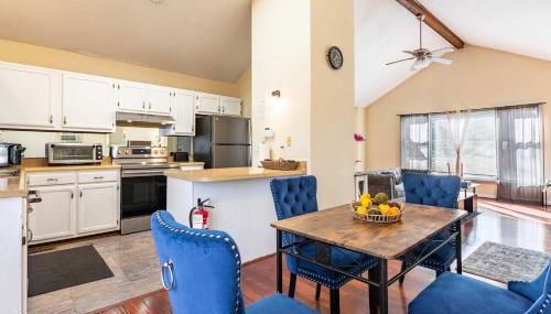 Stylish Home with BBQ Patio Prime Greensboro Spot - Foto 2