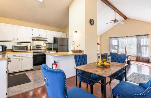 Stylish Home with BBQ Patio Prime Greensboro Spot - Foto 2