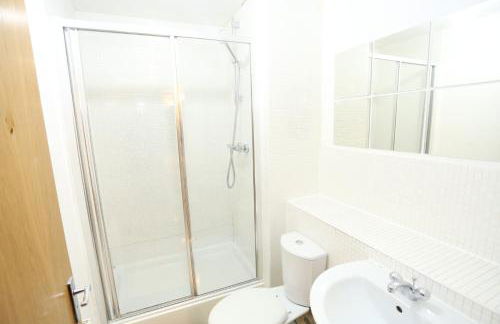 2 bed Riverview Bridge House Apartment - Foto 40