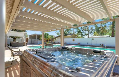 Spacious 4BR plus Den with Pool, Jacuzzi, BBQ, Near Strip - Foto 5