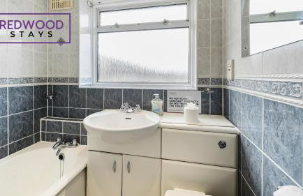 3-Bedroom Serviced House, Free Parking for 2 Cars, Free WiFi By Redwood Stays - Foto 7