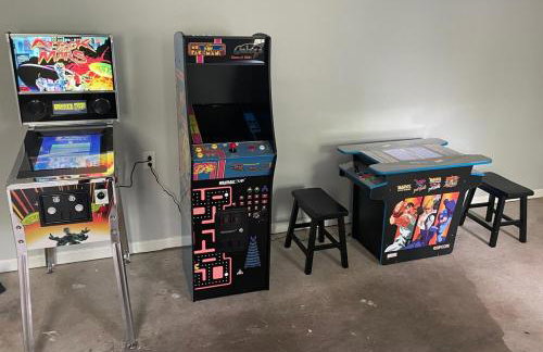 Cozy Home with Arcade, Ping Pong & Fenced Backyard - Foto 10