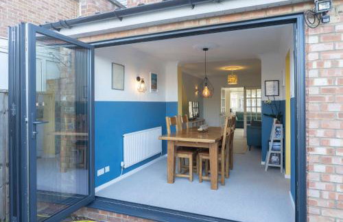 Charming 3 Bed Home in Churchdown with Hot Tub - Foto 9