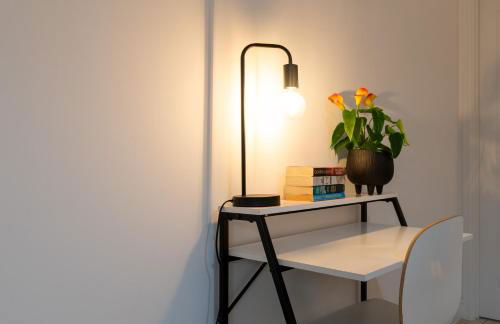 Stylish Innsworth home with garden & parking - Photo 35