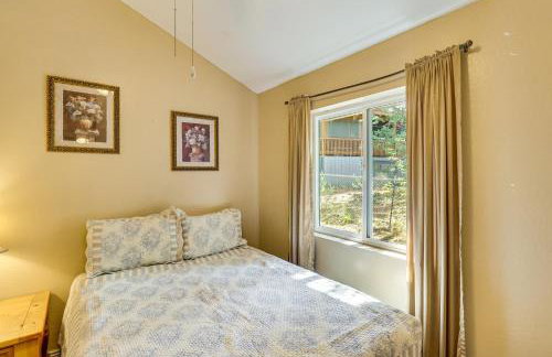 4 Mi to Rainbow Lake! Cozy Forest-View Gem with Deck - Foto 14