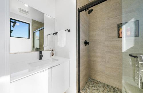 7 BR double house with parking and a backyard in LA - Foto 50