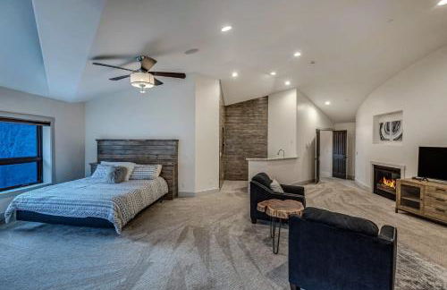 Cozy mountain home w riverfront patio - Foto 3