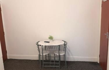 studio apartment with small kitchen and bathroom - Foto 13