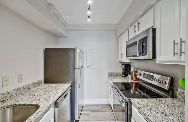 Global Luxury Suites at Georgetown - Photo 30