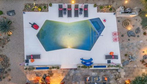 Design-forward Palm Springs home w saltwater pool lush yard multiple outdoor dining areas Casa Papagayo by AvantStay - Foto 5, Other