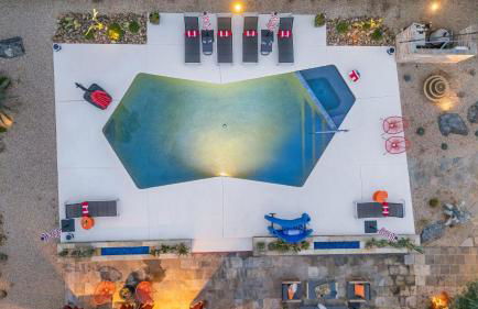 Design-forward Palm Springs home w saltwater pool lush yard multiple outdoor dining areas Casa Papagayo by AvantStay - Foto 5