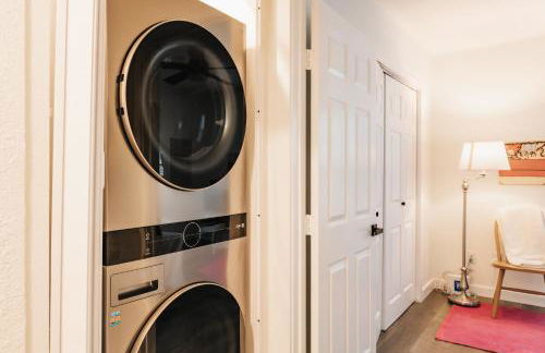 Longhorn Home with King Bed & Rain Showers Walk to DT Activities, Lake & Eateries - Foto 33