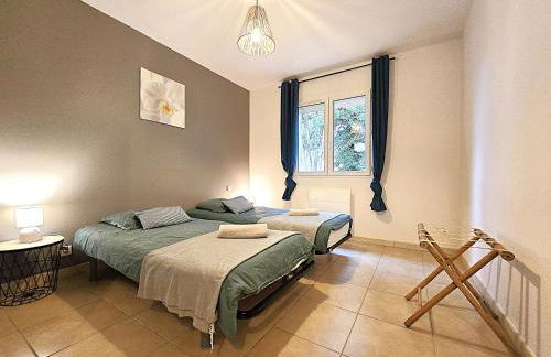 Le Parc Jean Édouard - Spa avec jacuzzi privé - Superbe villa 4 chambres - 9 couchages - 6 lits - Poêle - Parking - Climatisation réversible- Terrasse ombragée et grand jardin - Foto 8