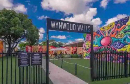 King Bed, 3 miles to Stadium - Foto 8