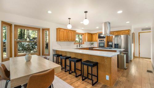 Pinewood Lodge - Backs to Forest - Near Downtown! - Foto 5