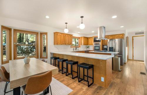 Pinewood Lodge - Backs to Forest - Near Downtown! - Foto 5