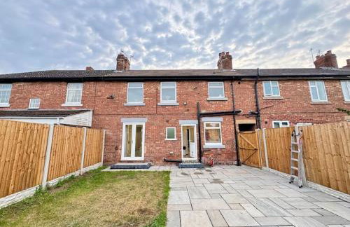 Modern 3 Bedroom Home - Free Driveway Parking - 6 Guests - Upstairs Bathroom and Downstairs WC - Foto 33