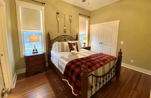 Paradise Point - 4BR Lakefront Haven Dock, Kayaks, & Cozy Firepit - Foto 7