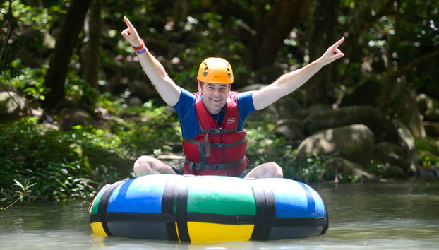 Praticando tubing no rio Negro