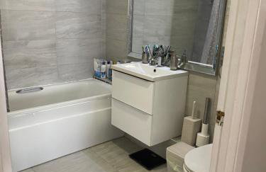 Modern 2 bedroom flat with Sky TV & free parking - Foto 16