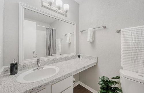 Modern City Getaway 2B - Sleeps 6 - Pool, Prkg - Foto 6