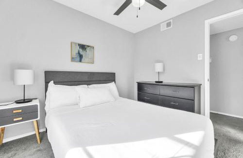 Modern 2BR Retreat with Pool Gym and WiFi - Foto 12