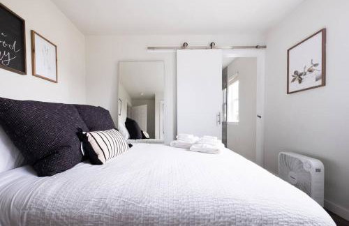 Stylish Modern Farmhouse wYard 10 mins from DT - Foto 25