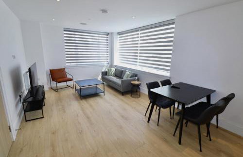 Chertsey Modern 2-Bed Flat with Ensuite, Parking & Ultra-Fast WiFi - Foto 7