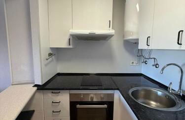 Enjoy the sun and pool in this fabulous apartment - Foto 27