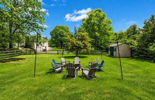 Spacious & Serene Family Gem: Games, Office, Yard! - Foto 31