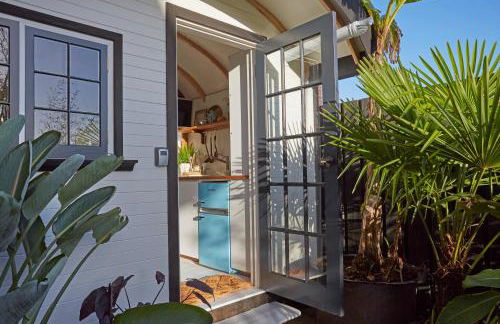 The Cabana Luxury Award Winning Tiny Home with Hot Tub and Private Garden 2 mins Walk to Ryde Beach - Photo 12