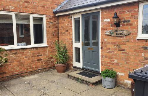 Canalside Manor House Annexe with Secure Parking - Photo 10