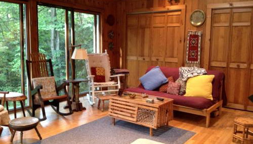 Charming Cabin with Serene Lake Views for a Family Getaway near Pittsfield, Massachusetts - Foto 2