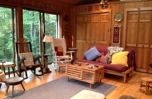 Charming Cabin with Serene Lake Views for a Family Getaway near Pittsfield, Massachusetts - Foto 2