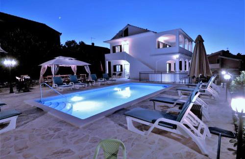 Villa Mendula Trogir - Luxury villa by the beach - heated pool - lush green garden - Photo 90