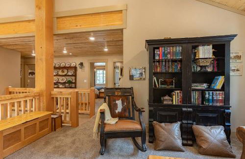 Uncle Chris Cabin by KABINO Air Conditioning Smart TVs Chefs Kitchen Spacious WiFi Grill Bills Island Reservoir Fishing - Foto 29