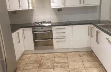 Elm Park Home with Garden & Parking - Foto 2