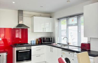 Nicely furnished 2 Bedroom Property Independent with Parking - Foto 16