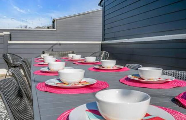 NEW Pink Howdy Oasis 13 Beds Rooftop View Parking - Foto 13