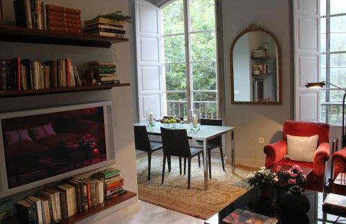 Elegant 2 Bedroom Apartment in Historic 1882 Building Central Sevilla Private Parking & Country Club Access - Foto 3