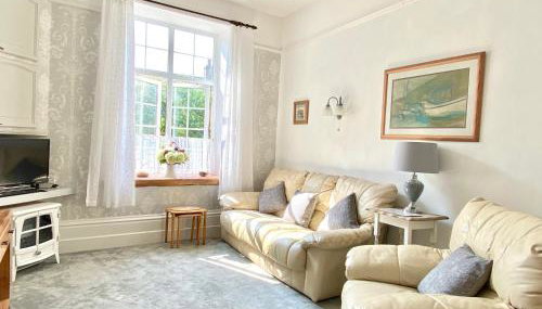 SIMPLY the BEST, 4 Min walk to Beach, Pubs, Restaurants, Shops, FAB Htd Pool, HOT Hottub, Games room, 1 acre Garden, BBQ's, Beautiful, Bassets acre, Free Parking and WIFI - Foto 4