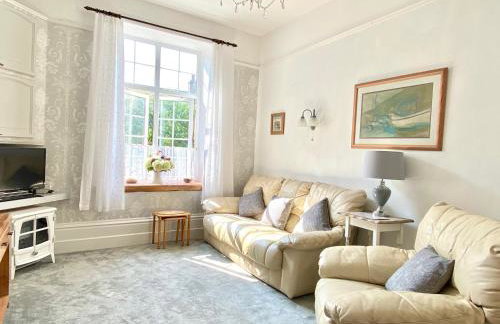 SIMPLY the BEST, 4 Min walk to Beach, Pubs, Restaurants, Shops, FAB Htd Pool, HOT Hottub, Games room, 1 acre Garden, BBQ's, Beautiful, Bassets acre, Free Parking and WIFI - Photo 4