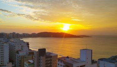 VISTA MAR DESLUMBRANTE, apto novo e moderno, a uma quadra da praia, prédio com piscina, quartos com ar condicionado, roupas de cama e banho, redes de proteção, TV 65, Wi Fi, Sky, cadeiras de praia, churrasqueira elétrica, portaria 24 horas e 2 garagens - Foto 2