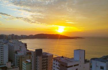 VISTA MAR DESLUMBRANTE, apto novo e moderno, a uma quadra da praia, prédio com piscina, quartos com ar condicionado, roupas de cama e banho, redes de proteção, TV 65, Wi Fi, Sky, cadeiras de praia, churrasqueira elétrica, portaria 24 horas e 2 garagens - Photo 2