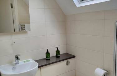 3 Bed 2 Bath Cottage with private parking and garage - Foto 14