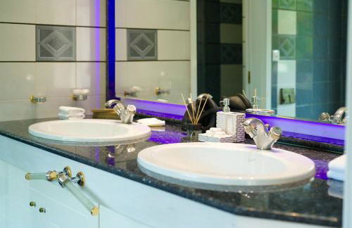 Luxury Villa with Pool, BBQ & Garden in Vouliagmeni - Foto 64