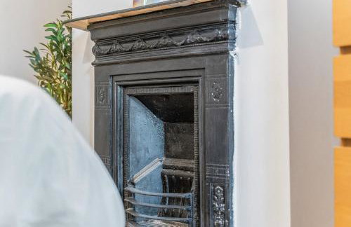 Stylish 4Bed Executive Stay WiFi and Parking - Photo 13